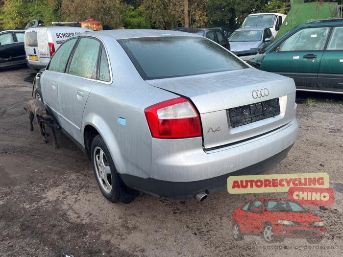 Audi A4 Skrotfordon (2004, ZILVER)