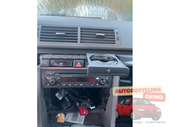 Audi A4 Skrotfordon (2004, ZILVER)