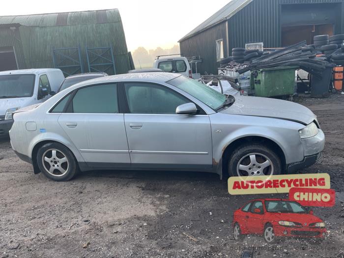 Audi A4 Skrotfordon (2004, ZILVER)
