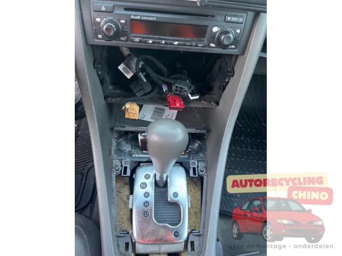 Audi A4 Skrotfordon (2004, ZILVER)