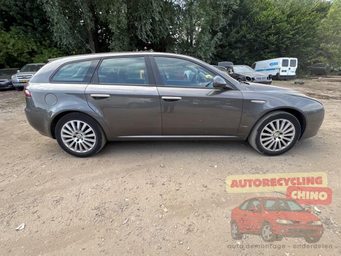 Alfa Romeo 159 Sportwagon 2.2 JTS 16V Samochód złomowany (2007, Szary)