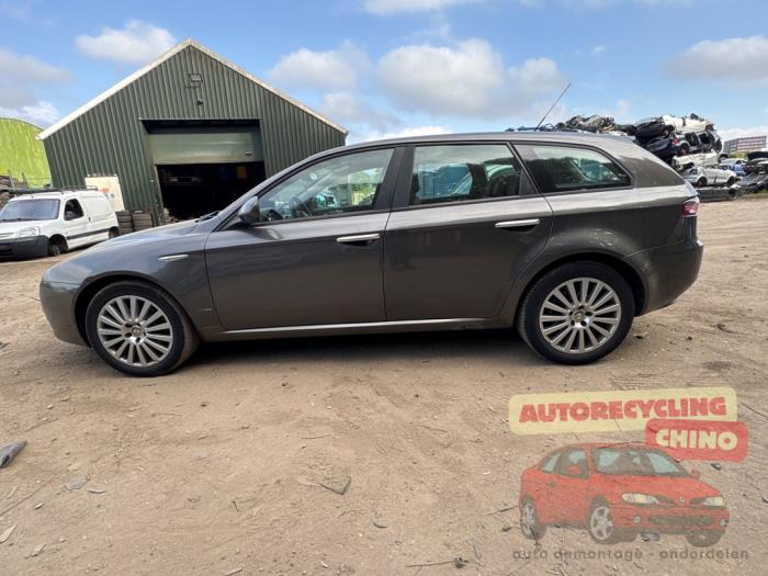 Alfa Romeo 159 Sportwagon 2.2 JTS 16V Samochód złomowany (2007, Szary)