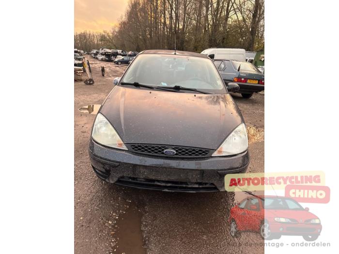 Ford Focus 1 1.6 16V Samochód złomowany (2004, Czarny)