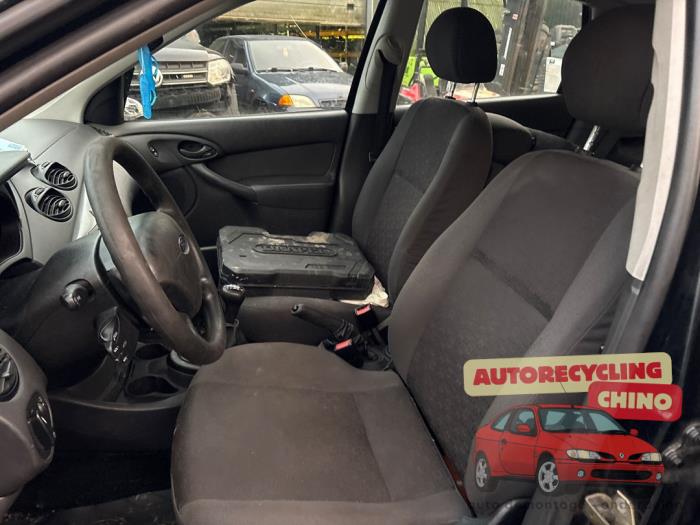 Ford Focus 1 1.6 16V Samochód złomowany (2004, Czarny)