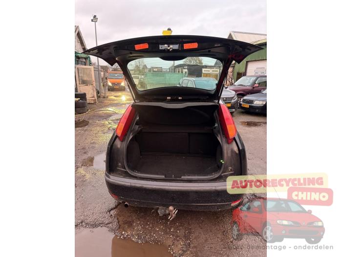 Ford Focus 1 1.6 16V Samochód złomowany (2004, Czarny)