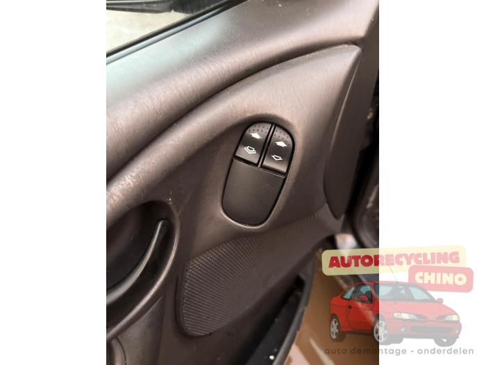 Ford Focus 1 1.6 16V Samochód złomowany (2004, Czarny)