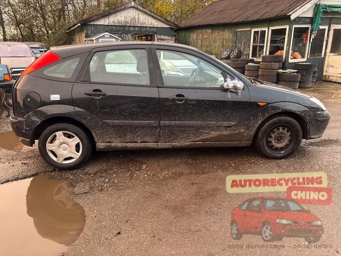 Ford Focus 1 1.6 16V Samochód złomowany (2004, Czarny)