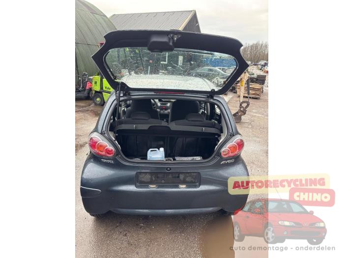 Toyota Aygo 1.0 12V VVT-i Skrotfordon (2009, GRIJS)