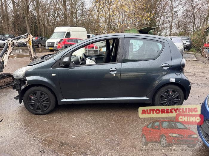 Toyota Aygo 1.0 12V VVT-i Skrotfordon (2009, GRIJS)