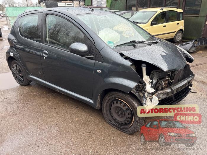 Toyota Aygo 1.0 12V VVT-i Skrotfordon (2009, GRIJS)
