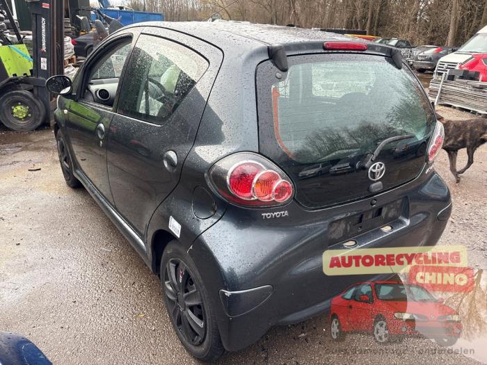 Toyota Aygo 1.0 12V VVT-i Skrotfordon (2009, GRIJS)