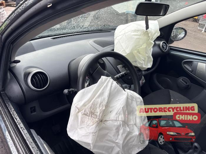 Toyota Aygo 1.0 12V VVT-i Skrotfordon (2009, GRIJS)