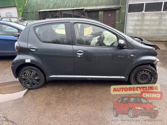 Toyota Aygo 1.0 12V VVT-i Skrotfordon (2009, GRIJS)