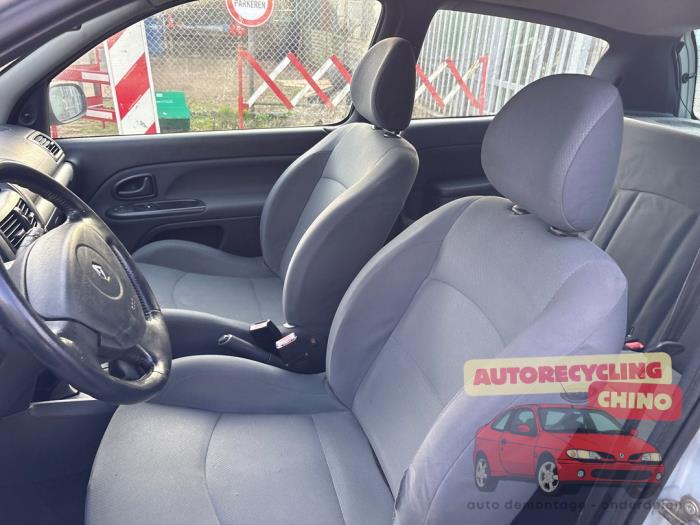 Renault Clio II 1.2 16V Sloopvoertuig (2002, Grijs)