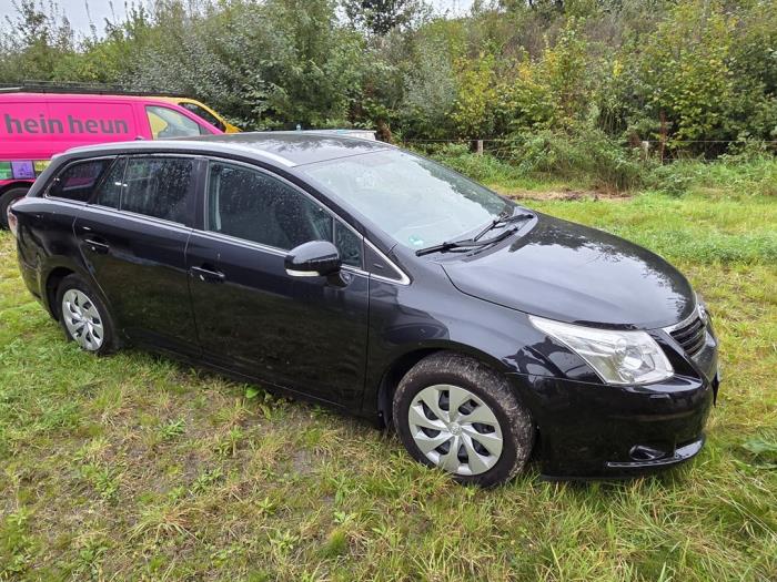 Toyota Avensis Wagon 2.0 16V D-4D-F Skrotfordon (2012, ZWART)