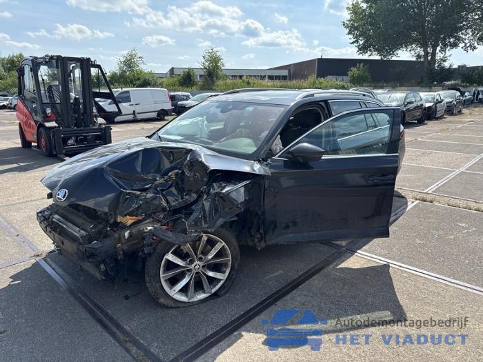 Skoda Superb Combi 2.0 TDI 4x4 Samochód złomowany (2018, Czarny)