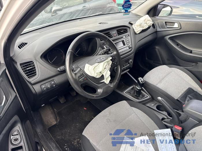 Hyundai i20 1.1 CRDi VGT 12V Samochód złomowany (2015, Bialy)