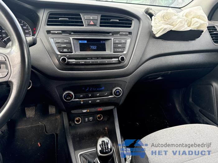 Hyundai i20 1.1 CRDi VGT 12V Samochód złomowany (2015, Bialy)