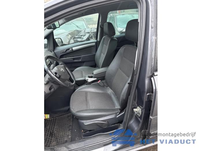 Opel Zafira 1.8 16V Ecotec Samochód złomowany (2011, Szary)