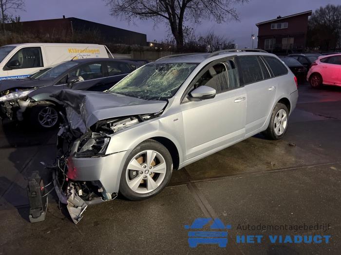Skoda Octavia Combi 1.6 TDI 16V Skrotfordon (2017, GRIJS)