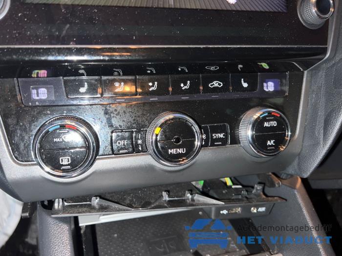 Skoda Octavia Combi 1.6 TDI 16V Skrotfordon (2017, GRIJS)