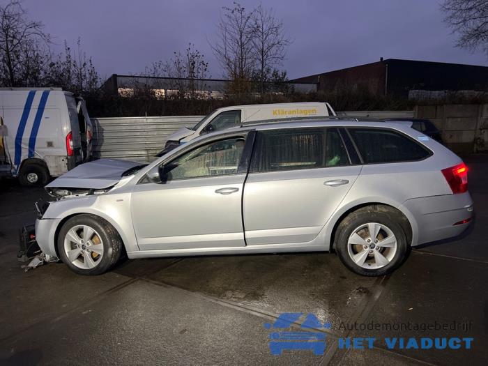 Skoda Octavia Combi 1.6 TDI 16V Skrotfordon (2017, GRIJS)
