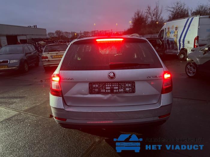 Skoda Octavia Combi 1.6 TDI 16V Skrotfordon (2017, GRIJS)
