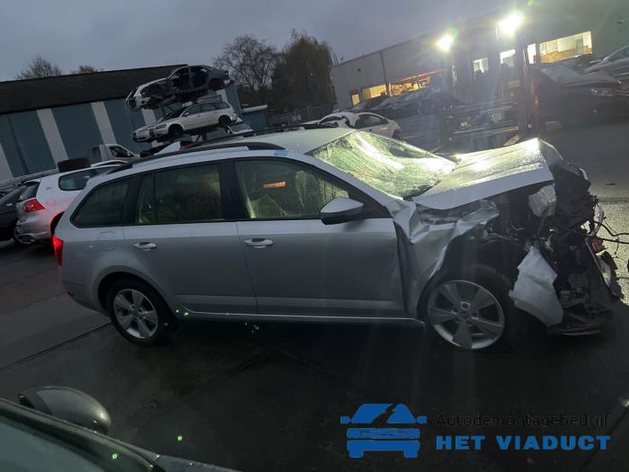 Skoda Octavia Combi 1.6 TDI 16V Skrotfordon (2017, GRIJS)
