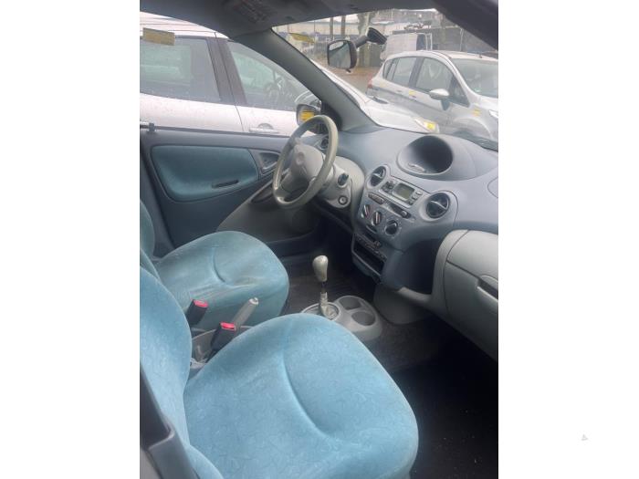 Toyota Yaris 1.0 16V VVT-i Skrotfordon (1999, GRIJS)