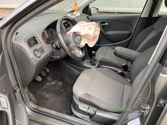 Volkswagen Polo V 1.4 16V Skrotfordon (2010, GRIJS)