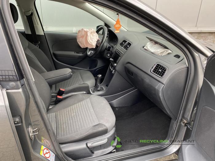 Volkswagen Polo V 1.4 16V Skrotfordon (2010, GRIJS)